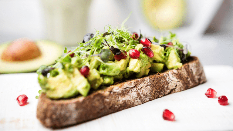 Avocadotoast, CBD-bloemen en kurkuma