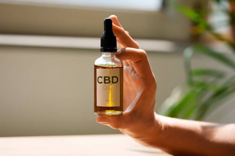 Les 9 Bienfaits Scientifiquement Prouvés de l'Huile de CBD et Ses Effets Secondaires à Connaître