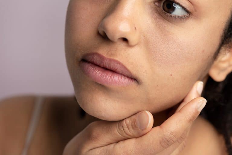 Discover how CBD, with its anti-inflammatory and hydrating properties, can help reduce hyperpigmentation and improve the appearance of your skin. A complete guide to the benefits of cannabidiol for brighter, even-toned skin.